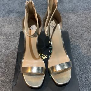 Gold sandal, 8.5.